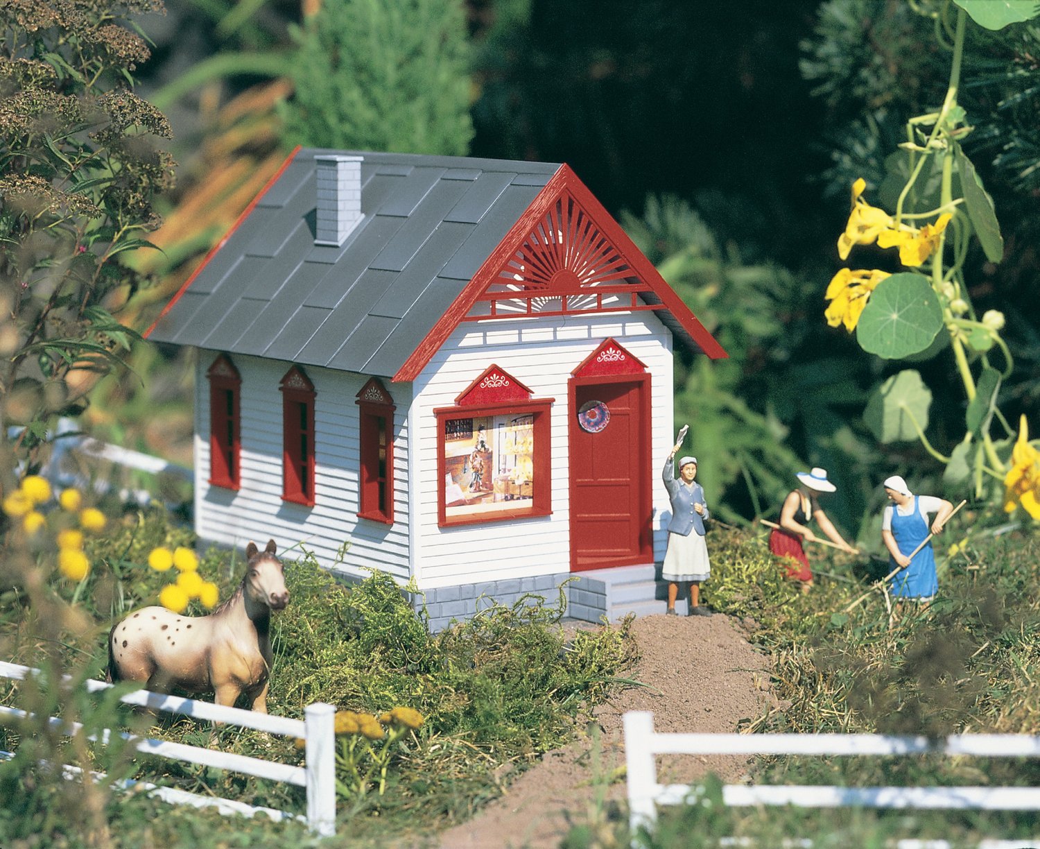 GINGERBREAD CRAFT HOUSE